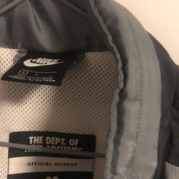 Nike windbreaker gray whitish 11/10 quality lol - Picture 3 of 4